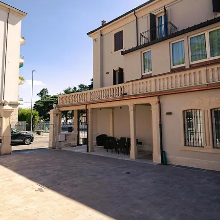 Palazzo Borgo Trento - Royal Welcome Guest house *